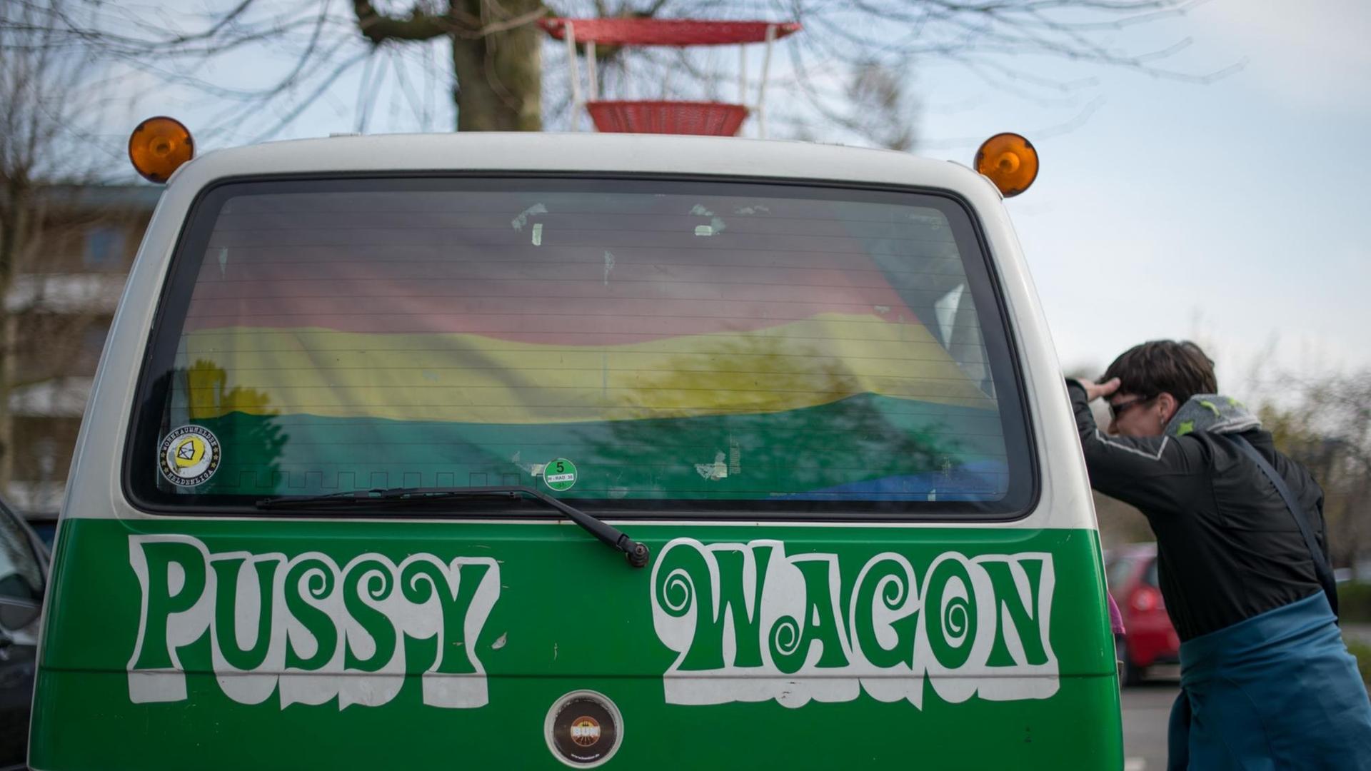 Eine Frau blickt am 24.04.2015 auf dem L-Beach-Festival am Weißenhäuser Strand in Wangels (Schleswig-Holstein) in einen Kleinbus mit der Aufschrift "Pussy Wagon" (Bild: dpa / Daniel Reinhardt) Eine Frau blickt am 24.04.2015 auf dem L-Beach-Festival am Weißenhäuser Strand in Wangels (Schleswig-Holstein) in einen Kleinbus mit der Aufschrift "Pussy Wagon" (Bild: dpa / Daniel Reinhardt)