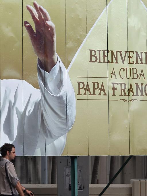 Eine Tafel in Kubas Hauptstadt Havanna mit dem Porträt des Papstes heißt Franziskus willkommen.