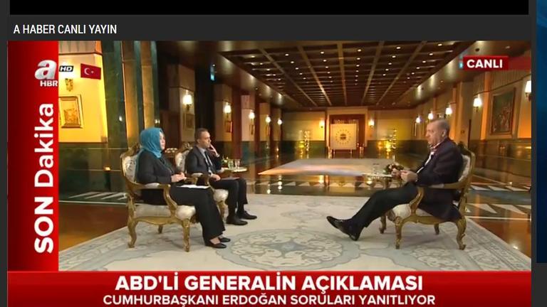 Ein Screenshot - Präsident Erdogan währen der Sendung mit zwei Interviewern im TV-Studio.