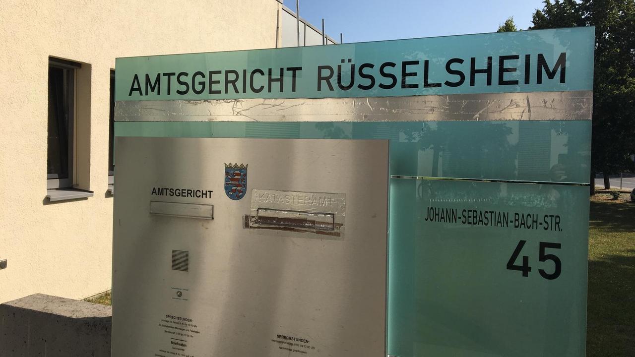 Briefkasten und Adresse-Schild des Amtsgerichts Rüsselsheim
