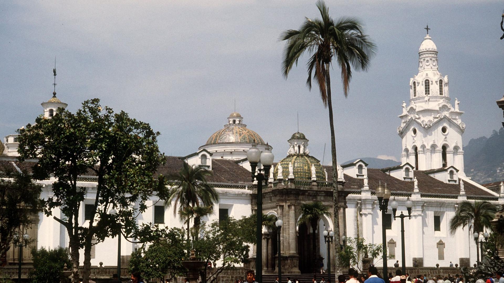 Passanten auf der Plaza de Independencia mit dem weißen Bau der Kathedrale im Stadtzentrum von Quito, der Hauptstadt von Ecuador. Foto vom 19.10.2004