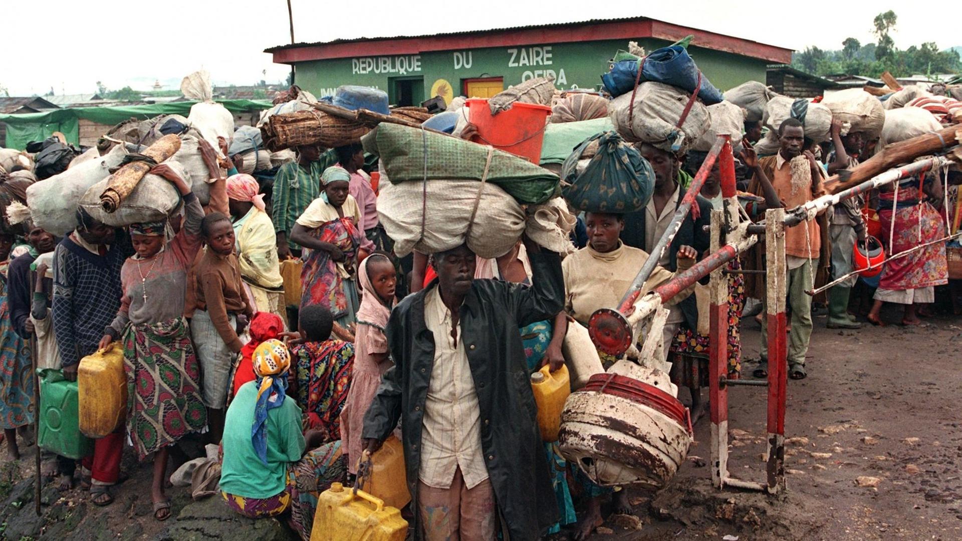 Dicht gedrängt passieren ruandische Flüchtlinge einen Grenzposten an der zairisch-ruandischen Grenze bei Goma, 16.11.1996. Schon mehr als 300000 Flüchtlinge des Hutu-Volkes waren bis Samstag (16.11.) von Ost-Zaire aus in ihre Heimat zurückgekehrt.