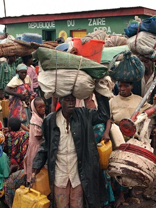 Dicht gedrängt passieren ruandische Flüchtlinge einen Grenzposten an der zairisch-ruandischen Grenze bei Goma, 16.11.1996. Schon mehr als 300000 Flüchtlinge des Hutu-Volkes waren bis Samstag (16.11.) von Ost-Zaire aus in ihre Heimat zurückgekehrt.