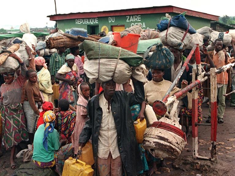 Dicht gedrängt passieren ruandische Flüchtlinge einen Grenzposten an der zairisch-ruandischen Grenze bei Goma, 16.11.1996. Schon mehr als 300000 Flüchtlinge des Hutu-Volkes waren bis Samstag (16.11.) von Ost-Zaire aus in ihre Heimat zurückgekehrt.