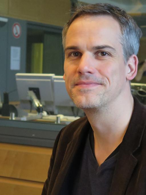 Der Schriftsteller Stephan Thome im Studio von Deutschlandradio Kultur.