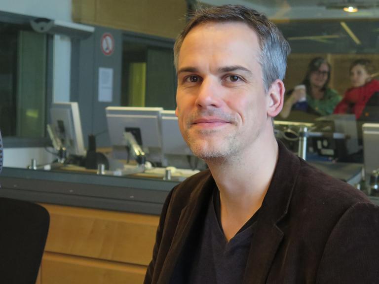 Der Schriftsteller Stephan Thome im Studio von Deutschlandradio Kultur.