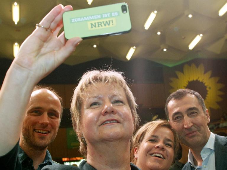 Sylvia Löhrmann (2.v.l.), Spitzenkandidatin von Bündnis 90/Die Grünen in Nordrhein-Westfalen, macht mit Cem Özdemir (r), Vorsitzender der Grünen, Sven Lehmann (l) und Mona Neubaur am 24.09.2016 auf dem Landesparteitag der Grünen in Oberhausen (Nordrhein-Westfalen) ein Selfie.
