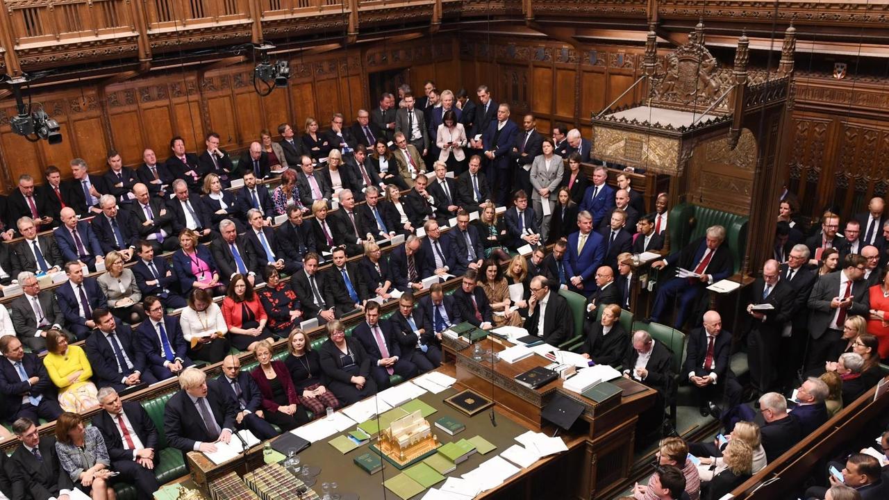 Die Abgeordneten sitzen im britischen Parlament.