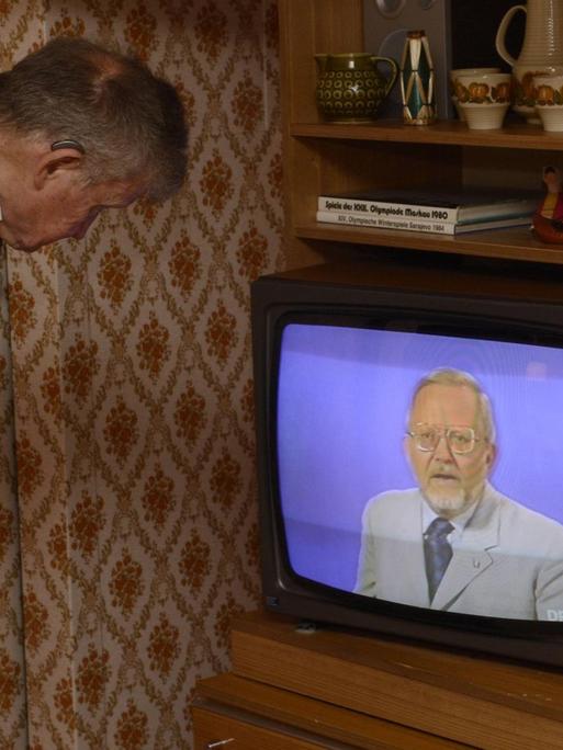 Ein Besucher des DDR-Museums blickt auf einen Fernseher in dem die Sendung "Der Schwarze Kanal" mit dessen Moderator Karl-Eduard von Schnitzler läuft.