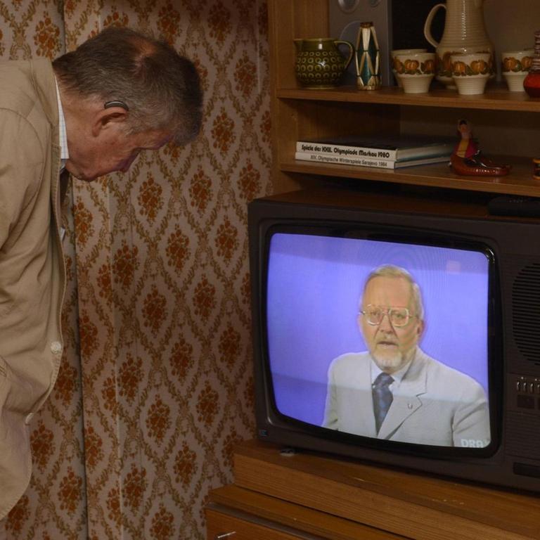 Ein Besucher des DDR-Museums blickt auf einen Fernseher in dem die Sendung "Der Schwarze Kanal" mit dessen Moderator Karl-Eduard von Schnitzler läuft. 