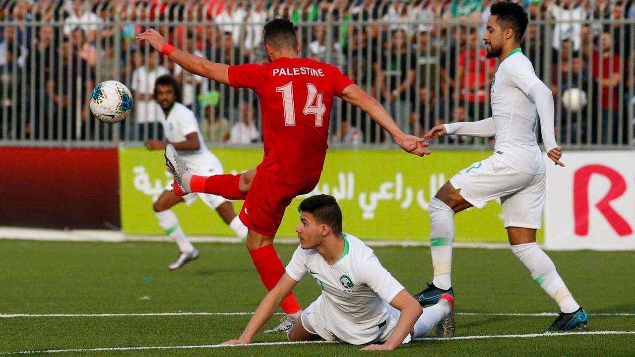 Der palästinensische Verteidiger Abdallah Jaber klärt den Ball während des WM-Qualifikationsspiels gegen Saudi-Arabien.