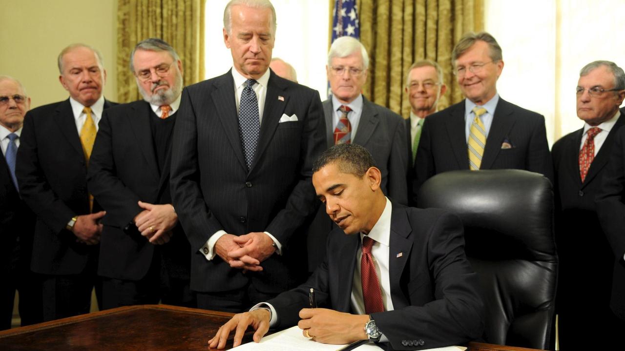 Barack Obama unterzeichnet am 22. Januar 2009 die Anordnung zur Schließung des Gefangenenlagers in Guantanamo.