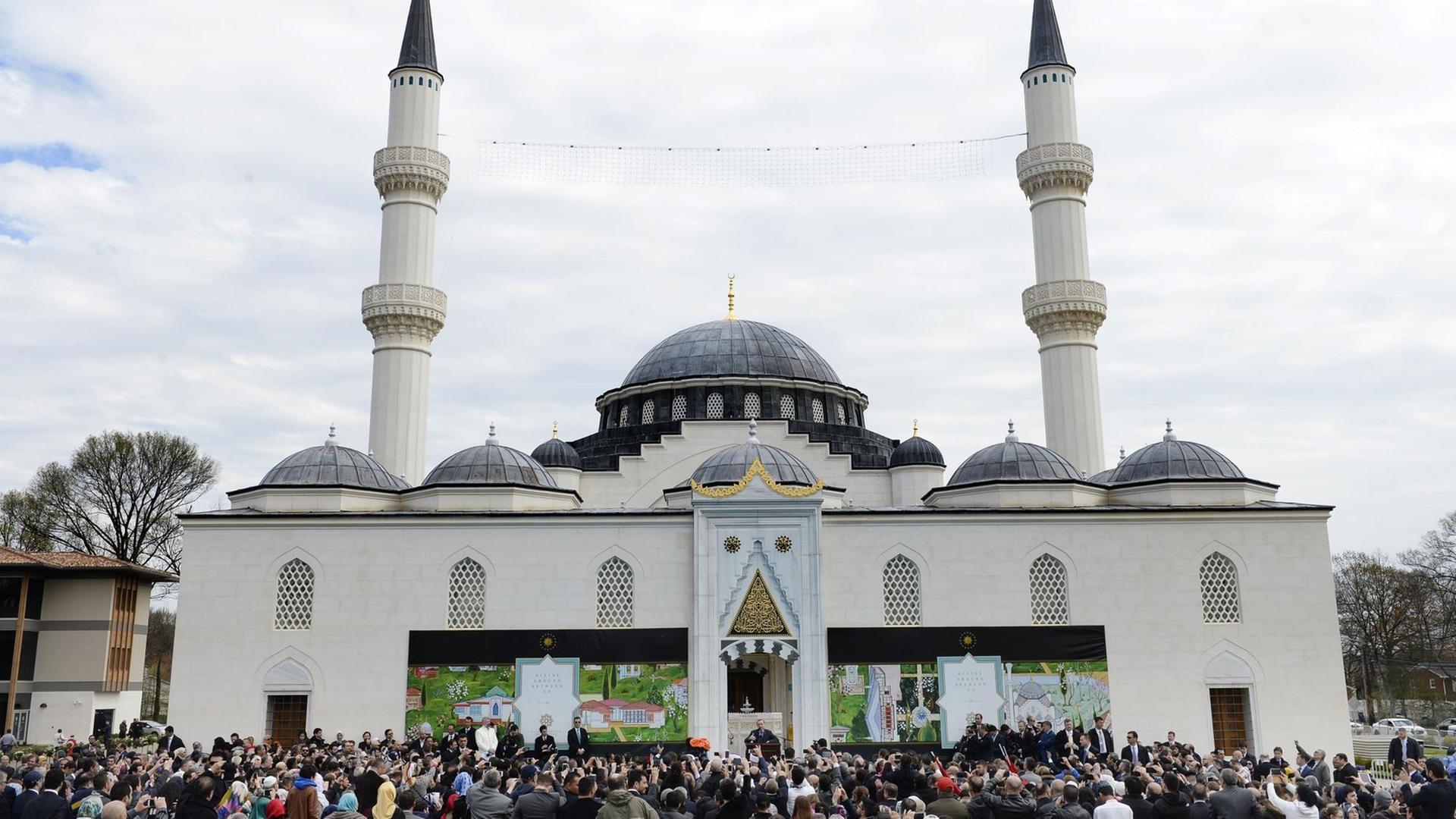 Eine Aufnahme der Moschee mit zwei Minaretten.