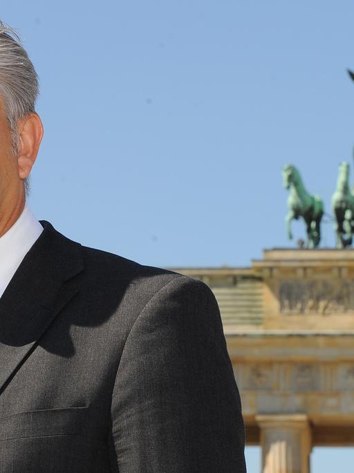 Berlins Regierender Bürgermeister Klaus Wowereit steht in Berlin vor dem Brandenburger Tor.
