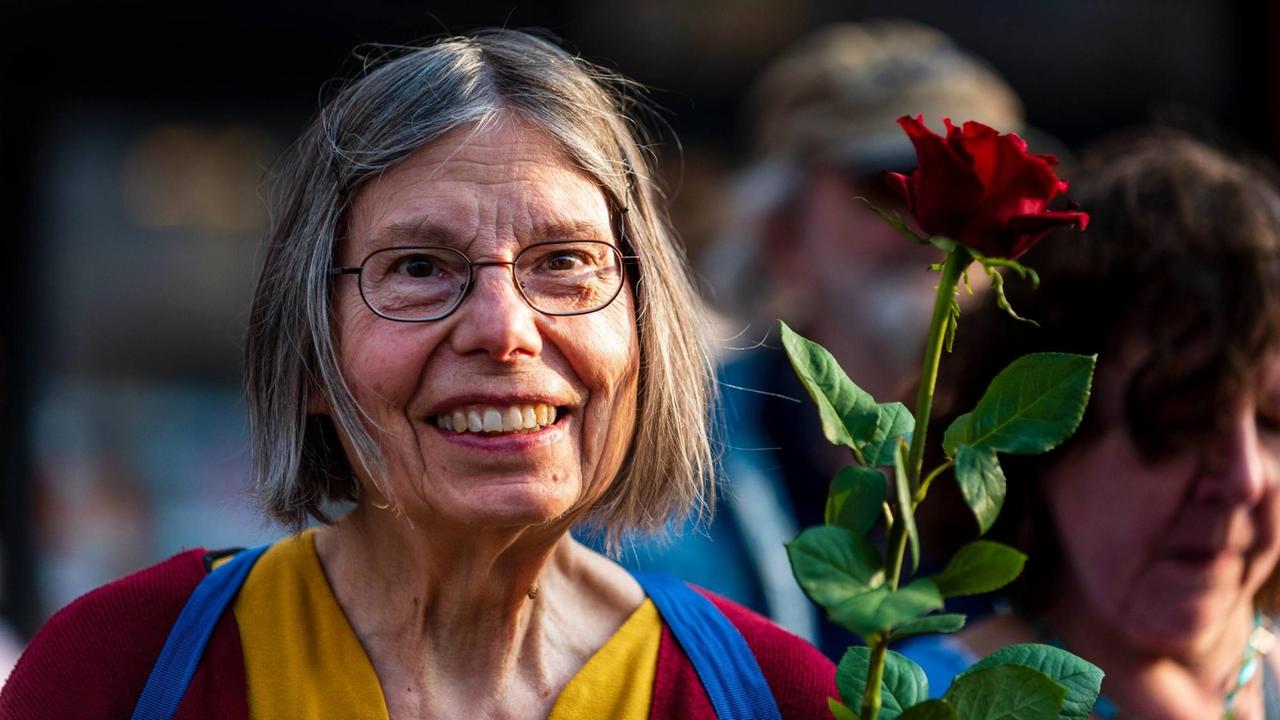 Die Witwe von Rudi Dutschke Gretchen Dutschke-Klotz steht mit einer Rose vor dem Gedenkstein. Rudi Dutschke wurde vor 50 Jahren von einem 23-jährigen Schützen und drei Kugeln getroffen.