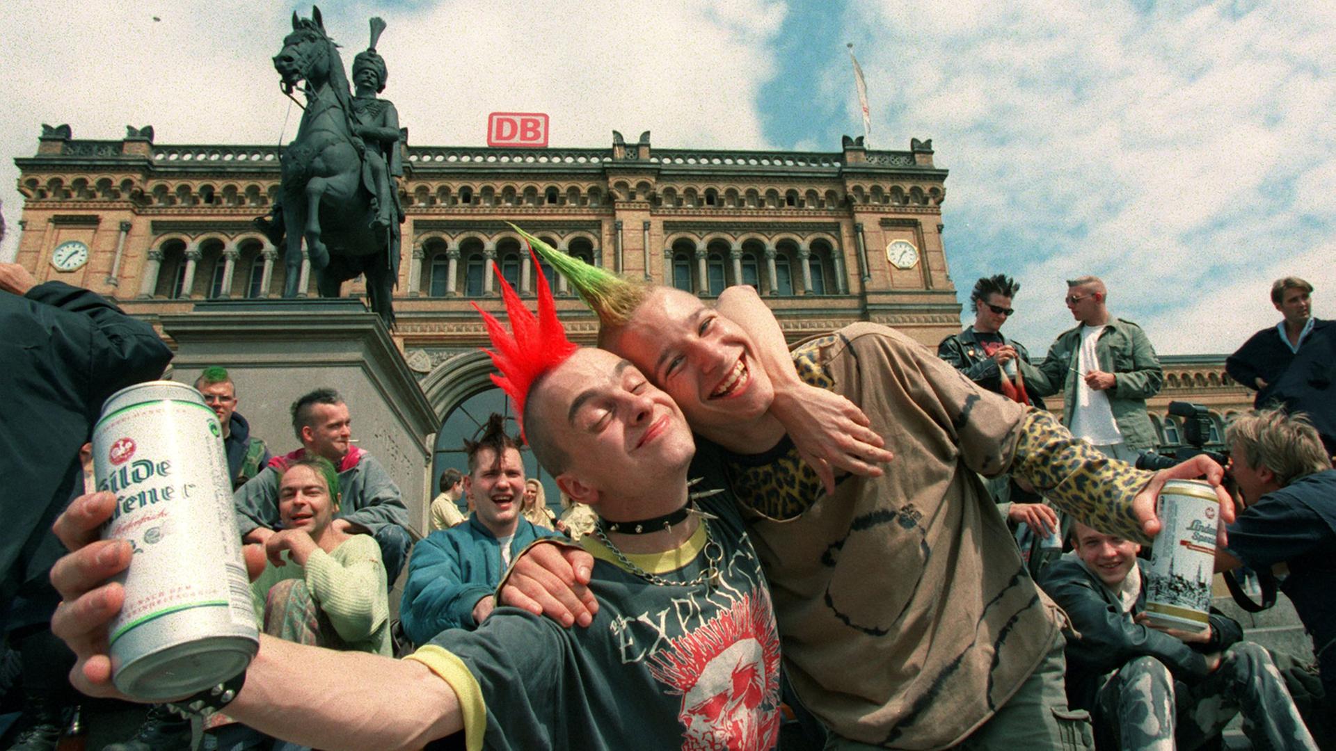 Freundschaftlich trinken Punks am 2.8.1997 vor dem Hauptbahnhof in Hannover ihr Bier.