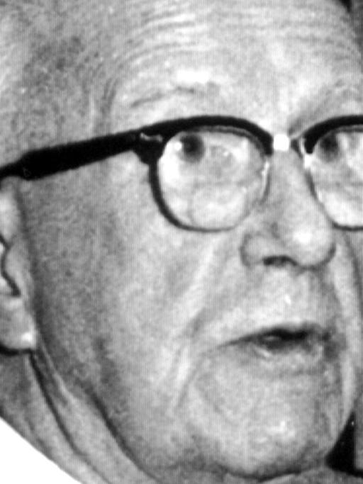 Der amerikanische Architekt, Ingenieur, Poet, Autor, Philosoph und Erfinder Richard Buckminster Fuller, aufgenommen 1977. Fuller wurde richtungsweisend mit geodätischen Kuppeln, deren Tragwerk aus den an ihren Kreuzungspunkten miteinander verbundenen Stäben (Holz, Aluminium, Spannbeton, Pappe u.a.) besteht, wobei die einzelnen Elemente die Form von Oktaedern oder Tetraedern erhalten. Sein Hauptwerk ist die Kuppel des amerikanischen Pavillons auf der Weltausstellung in Montreal 1967. Richard Buckminster Fuller wurde am 12.07.1895 in Milton (Massachussetts) geboren und starb am 01.07.1983 in Los Angeles (Kalifornien).