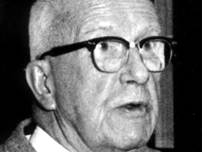 Der amerikanische Architekt, Ingenieur, Poet, Autor, Philosoph und Erfinder Richard Buckminster Fuller, aufgenommen 1977. Fuller wurde richtungsweisend mit geodätischen Kuppeln, deren Tragwerk aus den an ihren Kreuzungspunkten miteinander verbundenen Stäben (Holz, Aluminium, Spannbeton, Pappe u.a.) besteht, wobei die einzelnen Elemente die Form von Oktaedern oder Tetraedern erhalten. Sein Hauptwerk ist die Kuppel des amerikanischen Pavillons auf der Weltausstellung in Montreal 1967. Richard Buckminster Fuller wurde am 12.07.1895 in Milton (Massachussetts) geboren und starb am 01.07.1983 in Los Angeles (Kalifornien).