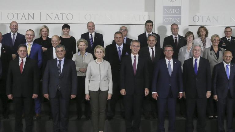 Das sogenannte "Familienfoto" der Nato-Verteidigungsminister in Brüssel.