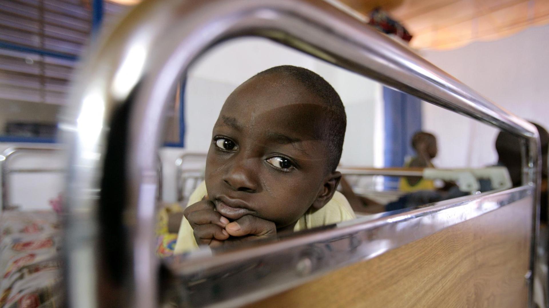 Ein Junge liegt im Bett in einer Krankenstation im Dorf Tibiri im Süden des Niger. Ein Junge liegt im Bett in einer Krankenstation im Dorf Tibiri im Süden des Niger.
