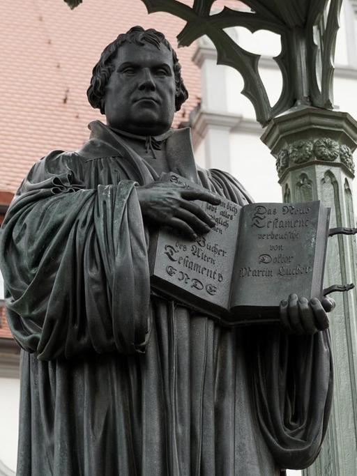 Denkmal des Reformators Martin Luther (1483-1546) vor dem Rathaus auf dem Marktplatz von Wittenberg (Sachsen-Anhalt), aufgenommen am 03.08.2016.