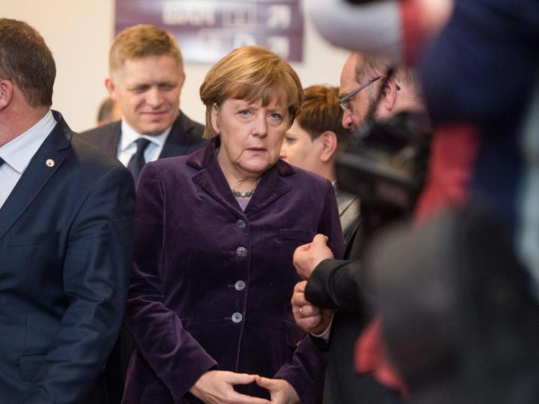 Bundeskanzlerin Angela Merkel schaut in die Kamera während einer Fotoaufnahme auf dem EU-Gipfel in Brüssel.