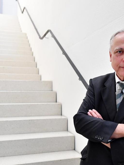 Hellmut Seemann, Präsident der Klassik Stiftung Weimar, steht am 04.04.2019, einen Tag vor der Eröffnung, an einer weißen Treppe im neuen Bauhaus-Museum.