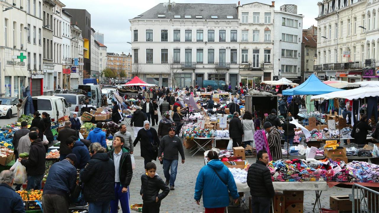 Belebte Marktszene in Molenbeek.