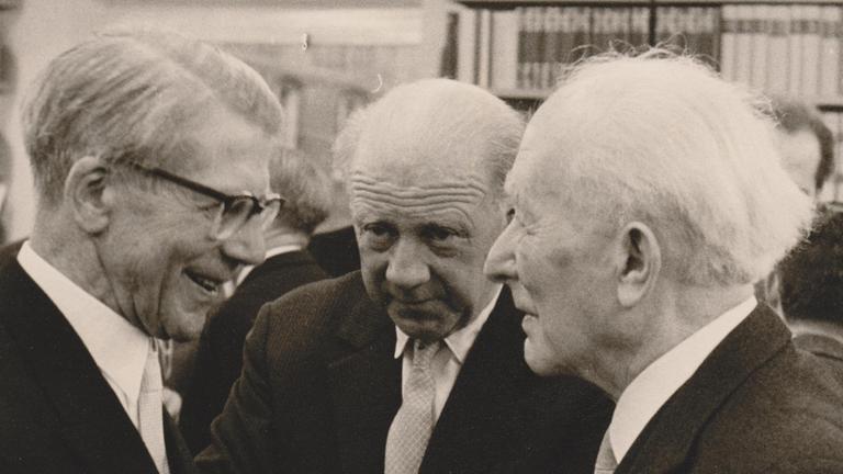 Friedrich Hund (links) mit Werner Heisenberg (M.) und Max Born (r.)
