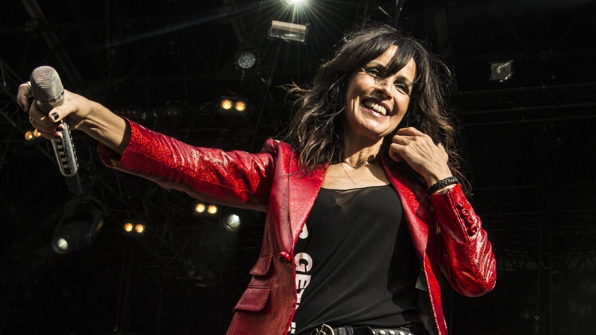 Musikerin Nena steht auf einem Festival am 7. August 2019 in Skanderborg, Dänemark auf der Bühne. Sie trägt eine rote Lederjacke und lächelt ins Publikum.