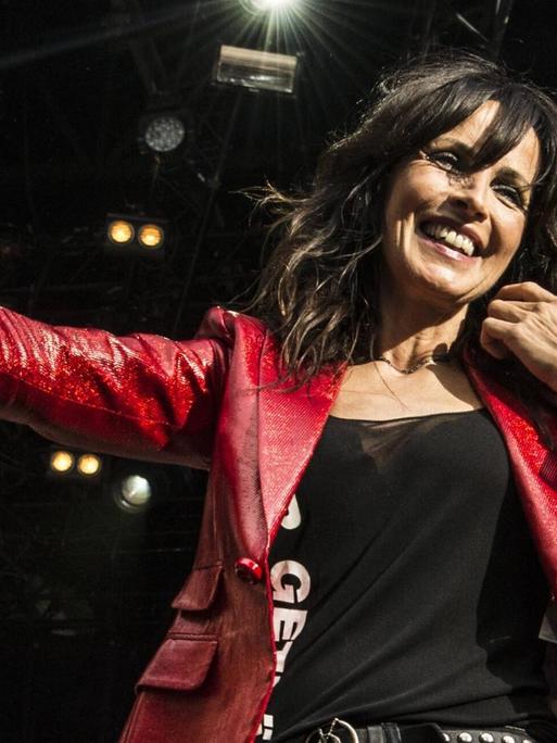 Musikerin Nena steht auf einem Festival am 7. August 2019 in Skanderborg, Dänemark auf der Bühne. Sie trägt eine rote Lederjacke und lächelt ins Publikum.