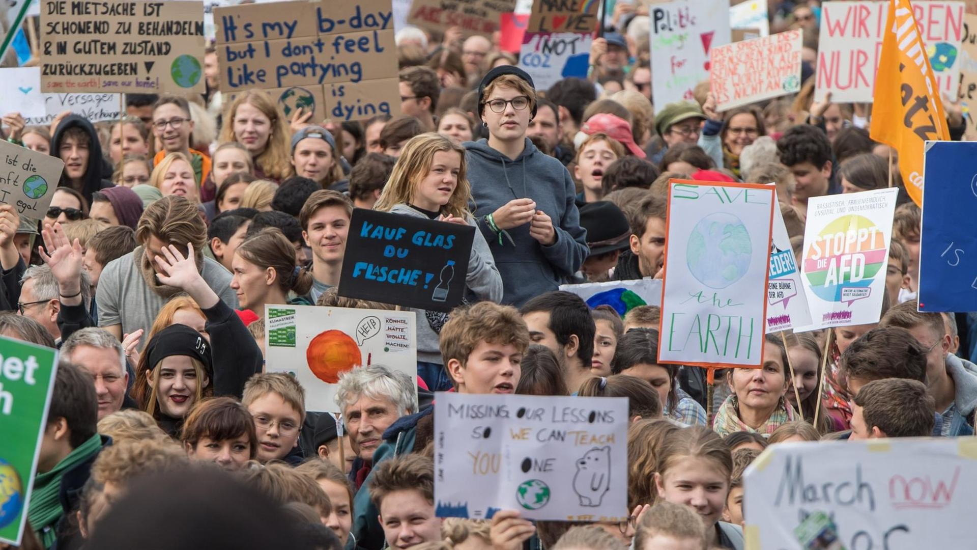 Demonstranten fordern auf einer "Fridays for future"-Demonstration in Berlin mehr Klimaschutz.