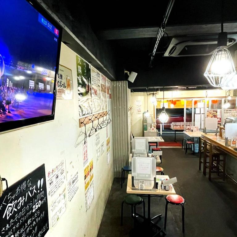 In einem Restaurant in Tokio läuft die Eröffnungszeremonie der Olympischen Spiele im Fernsehen.