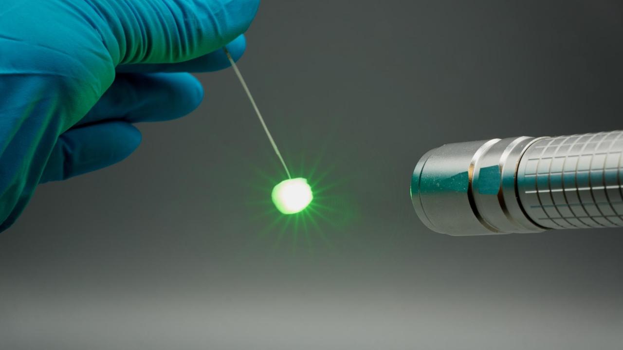 Aerobornitrid streut das Licht eines Laserstrahls homogen in alle Richtungen