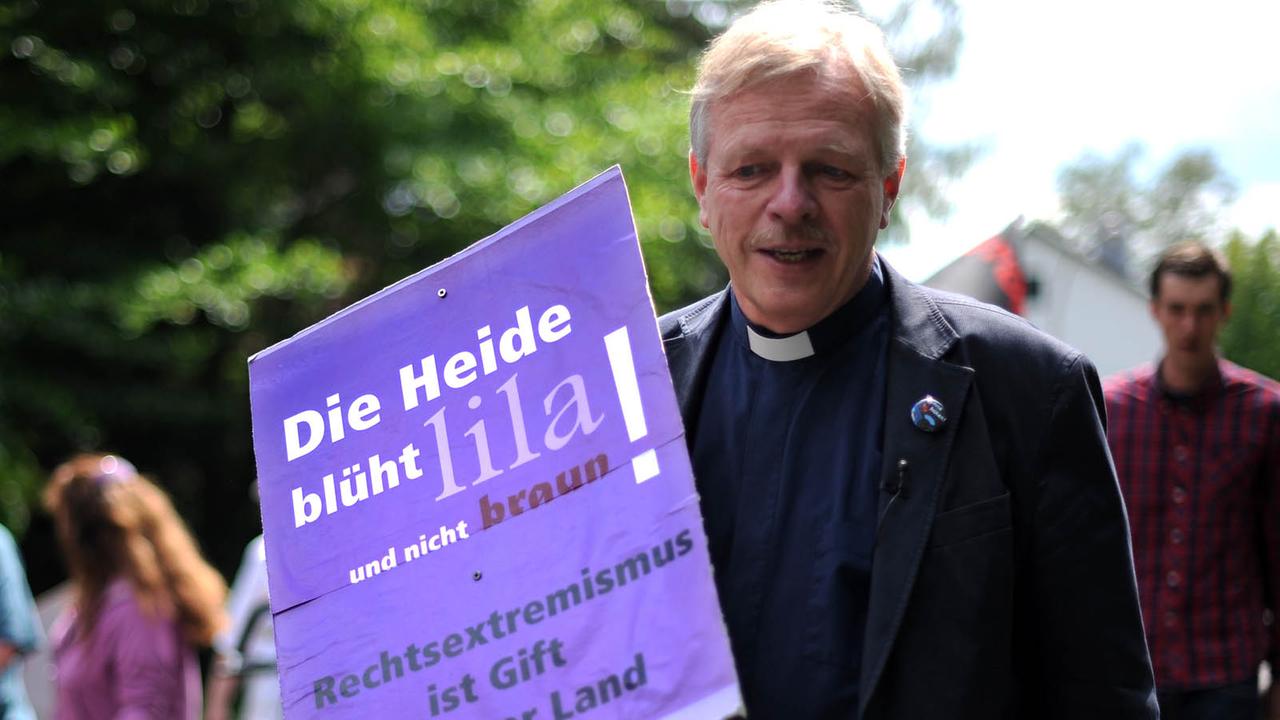 Pfarrer Wilfried Manneke demonstriert am Samstag (23.06.2012) in Eschede (Landkreis Celle) gegen Rechtsextremismus.