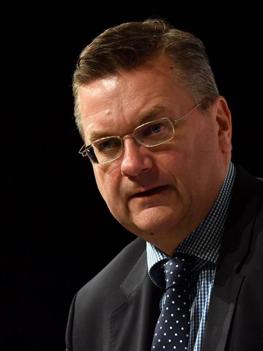 DFB-Präsident Grindel in Großaufnahme. Er spricht sich gegen eine Vergrößerung des Teilnehmerfeldes bei WM-Turnieren aus.