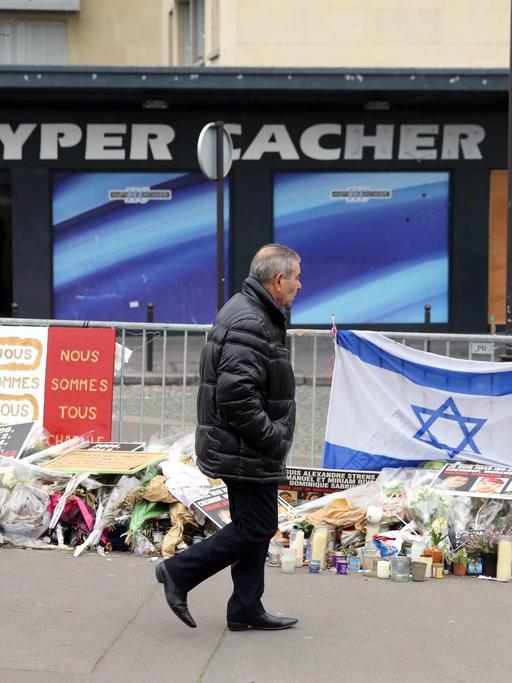Blumen vor dem jüdischen Supermarkt "Hyper Cacher" am 09. Januar 2015, in dem am 09. Januar 2015 vier jüdische Geiseln im Zuge einer Geiselnahme durch islamistische Terroristen ums Leben kamen.