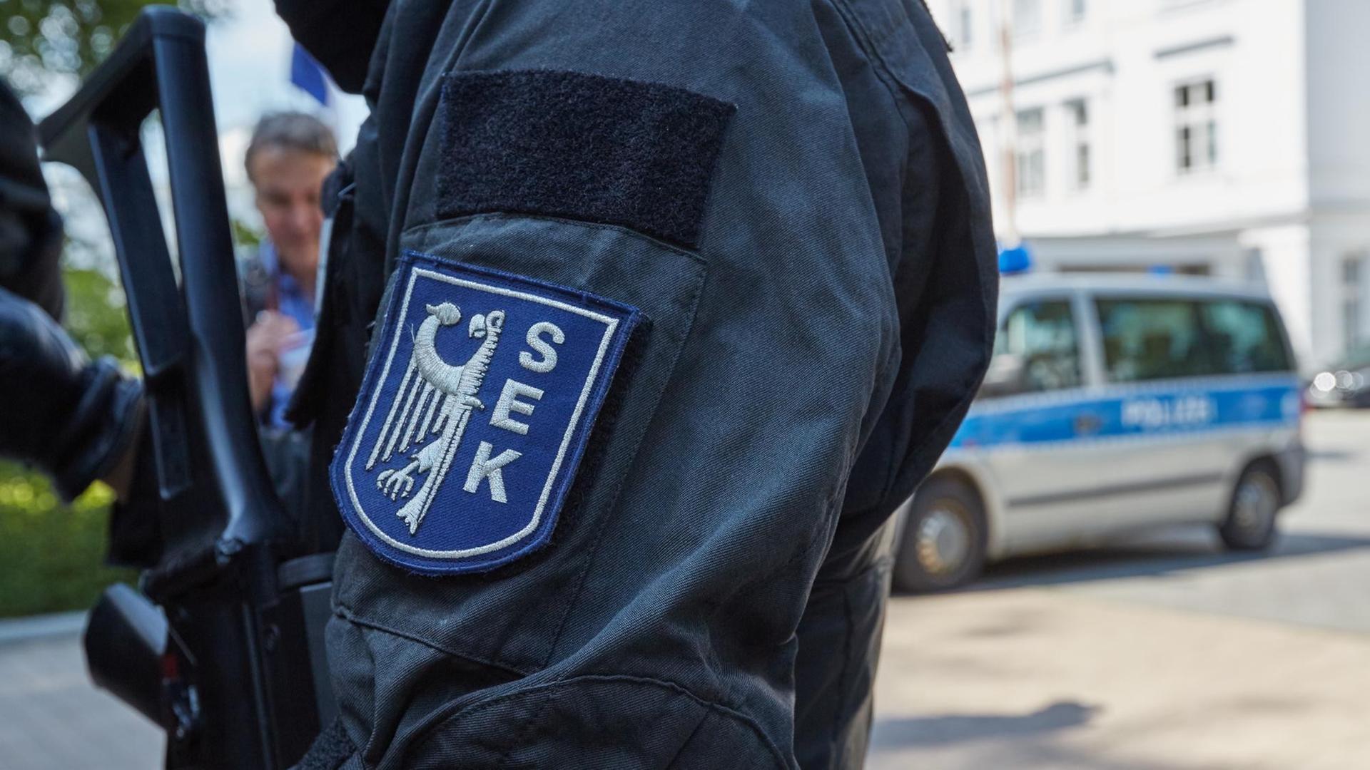 SEK-Abzeichen an der Uniform eines Polizisten eines Sondereinsatzkommandos, aufgenommen in Heiligendamm (Mecklenburg-Vorpommern)