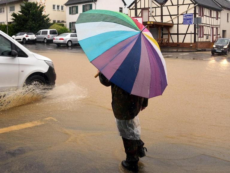 Der Ortskern von Gelsdorf (Kreis Ahrweiler)ist nach dem Starkregen überflutet. Tief Bernd bringt Regen über Eifel und Hunsrück, die Hochwassergefahr steigt.