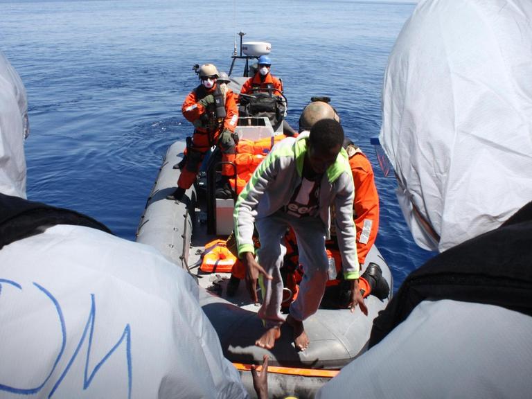 In Seenot befindliche Menschen, die mit einem Schlauchboot etwa 117 Km nördlich der libyschen Hafenstadt Tripolis gesichtet wurden, werden am 14.05.2015 auf der Fregatte Hessen der Bundeswehr versorgt.