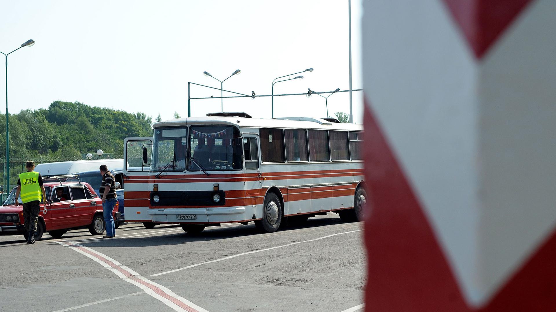 Ein Bus steht an einer Grenze zur Ukraine.
