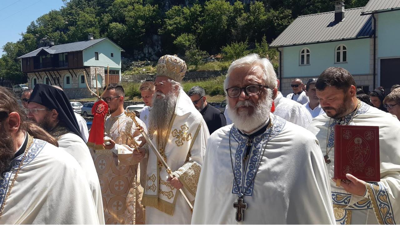 Prozession in Jovando – ein neueres Kloster der serbisch-orthodoxen Kirche unweit von Ostrog. In der Mitte der neu ernannte Metropolit in Montenegro, Bischof Joanikije. Prozession in Jovando – ein neueres Kloster der serbisch-orthodoxen Kirche unweit von Ostrog. In der Mitte der neu ernannte Metropolit in Montenegro, Bischof Joanikije.
