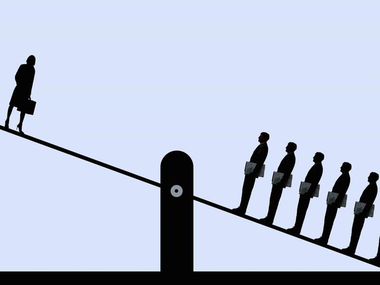 Illustration: Einzelne Geschäftsfrau gegenüber einer Reihe von Geschäftsmännern auf einer Wippe.