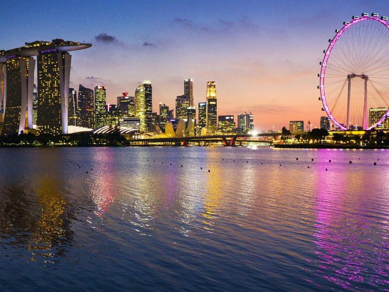 Blick auf die abendliche Skyline von Singapur.
