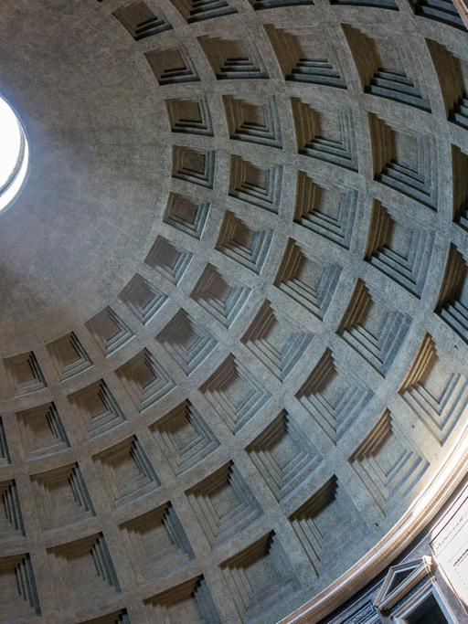 Die Kuppel des Pantheons in Rom. Der Eingang zur "Akademie der schönen Künst und der Literatur" befindet sich links neben dem Eingang hinter einer schlichten Holztür.
