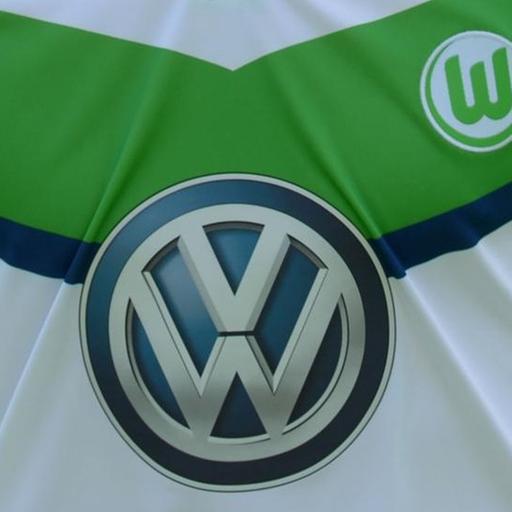 Nahaufnahme des VW-Logos auf dem Trikot des VfL Wolfsburg.