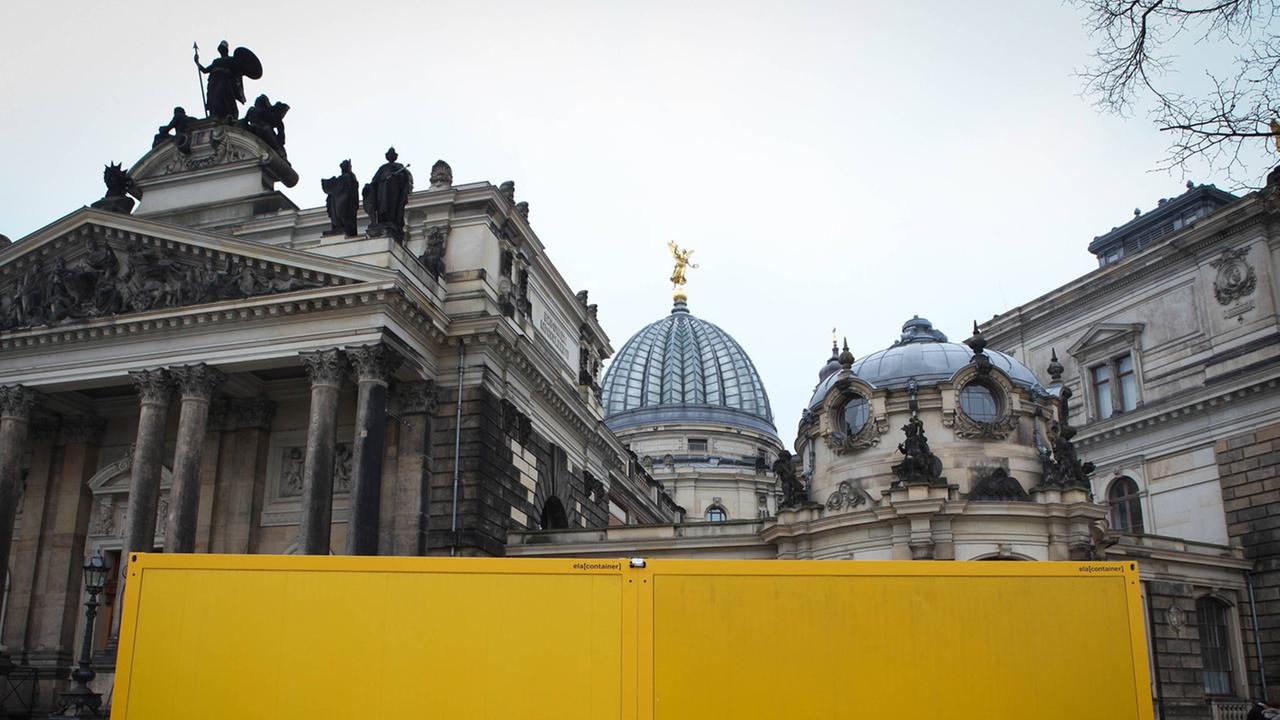 Unter der Überschrift Kulturfestival für ein weltoffenes Dresden wurden in verschiedenen Stellen der Dresdner Innenstadt Container errichtet, in denen Kunst gezeigt wird. Hier an der Brühlschen Terrasse.
