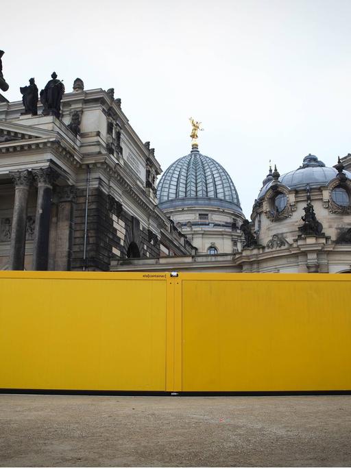 Unter der Überschrift Kulturfestival für ein weltoffenes Dresden wurden in verschiedenen Stellen der Dresdner Innenstadt Container errichtet, in denen Kunst gezeigt wird. Hier an der Brühlschen Terrasse.