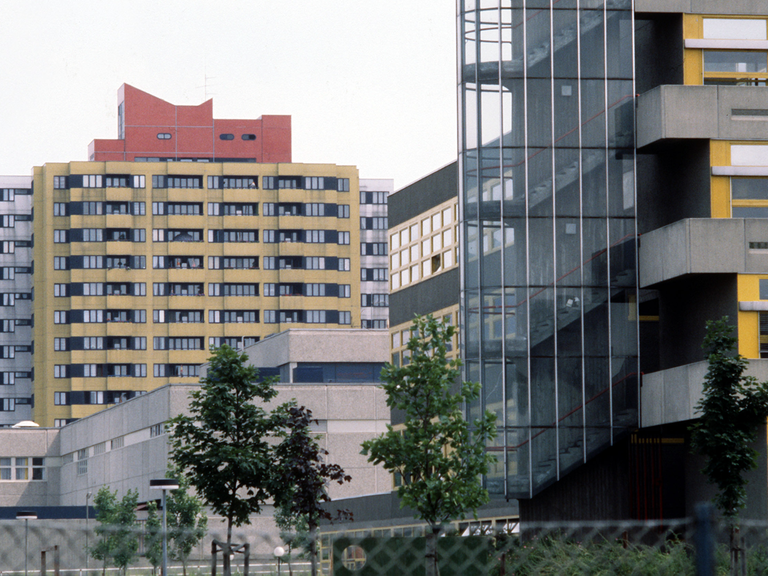 Wohnblocks mit bunten Fassaden im Märkischen Viertel in Berlin.