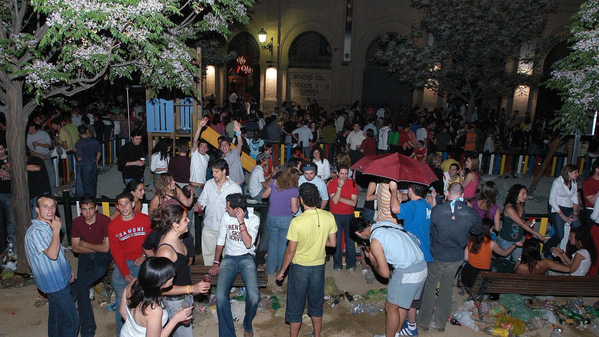 Hunderte von Jugendlichen haben sich am 02.05.2005 am Plaza de Toros in Granada zu einem "botellon" getroffen. In Spanien treffen sich Jugendliche regelmässig zum "botellon", einem öffentlichen Trinkgelage.